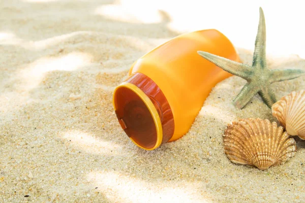 Μπουκάλι Αντηλιακή Λοσιόν Αντηλιακή Κρέμα Στην Άμμο Της Παραλίας Κέλυφος — Φωτογραφία Αρχείου