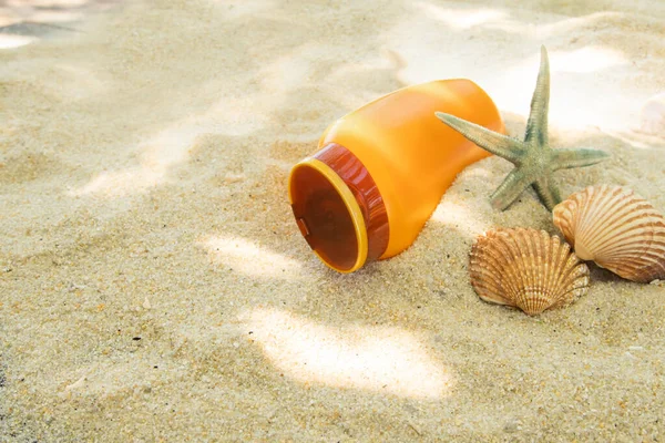 Botella Loción Bronceadora Crema Solar Playa Arena Con Cáscara Mar — Foto de Stock