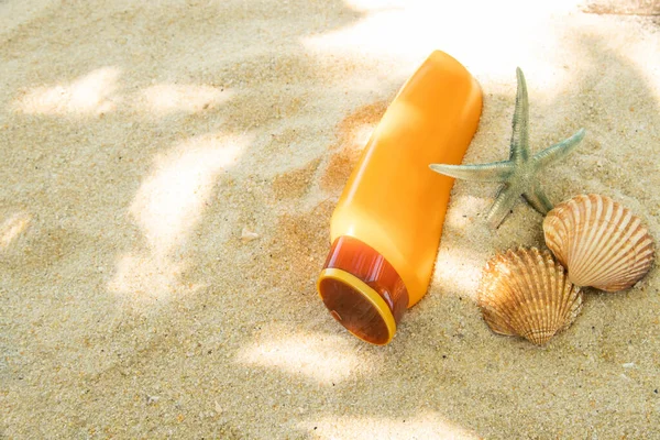 Fles Zonnebrandcrème Zonnecrème Het Strand Zand Met Zeeschelp — Stockfoto