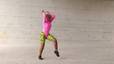 Sokak dansında dans eden kız.