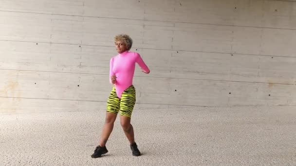 Дівчина Танцює Вулиці Міський Танець — стокове відео