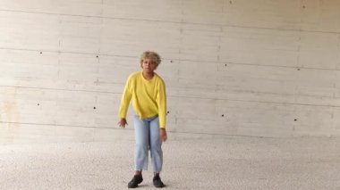 Kız sokaklarda dans ediyor modern dans ya da hip hop