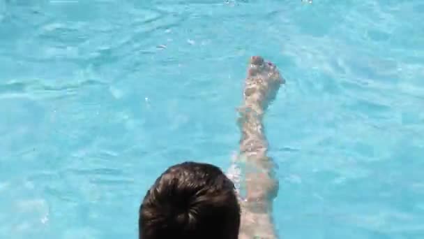 Jonge Man Het Zwembad Genieten Van Het Water Zomervakantie — Stockvideo