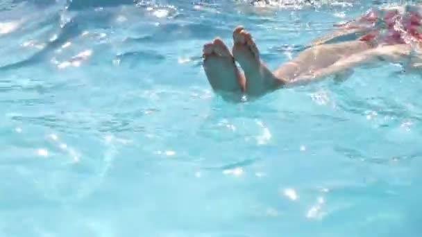 즐기는 수영장에 젊은이 — 비디오