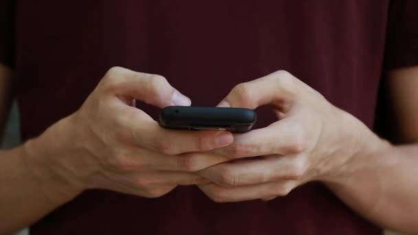 Genç Erkek Elleri Cep Telefonunda Yazıyor — Stok video