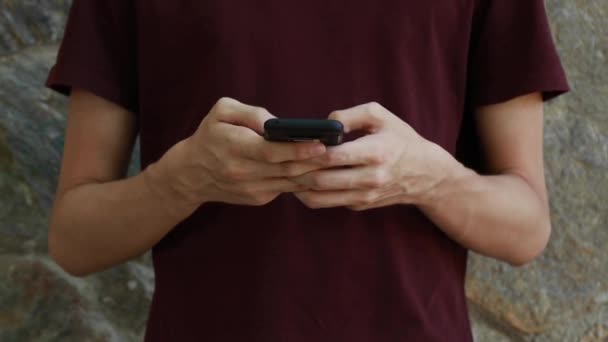 Mãos Masculinas Jovens Digitando Telefone Móvel — Vídeo de Stock