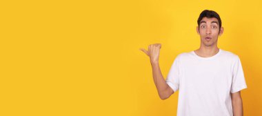 İzole genç adam şaşkınlıkla işaret ediyor.