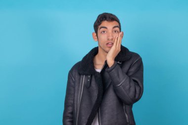 Latin Amerikalı ırkçı kökenli, modaya uygun genç bir adam.