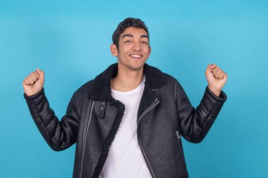 Latin Amerikalı ırkçı kökenli, modaya uygun genç bir adam.