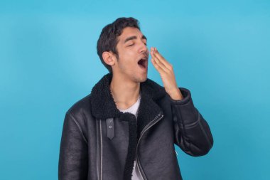 Genç adam renk arkaplanında izole