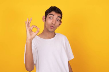 Genç erkek, renk arkaplanında izole