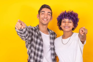 Renkli arka planda izole edilmiş genç erkek ve kadın çifti