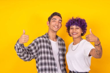 Renkli arka planda izole mutlu genç çift