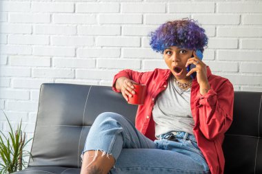 Cep telefonu ve kahve bardağıyla gelen genç kız şaşırdı.