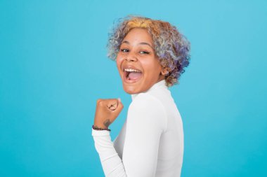 soyutlanmış genç Afro-Amerikalı Latin bir kız. Renkli arka planda.