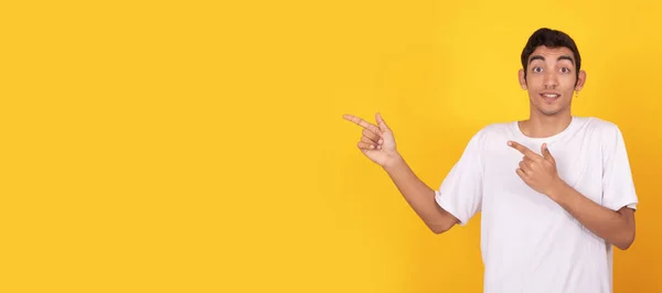 Jeune Adolescent Homme Pointant Isolé Sur Fond Couleur Avec Shirt — Photo