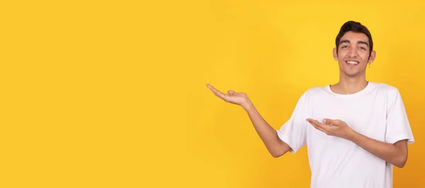 Jovem Adolescente Apontando Isolado Cor Fundo Com Shirt Branca — Fotografia de Stock