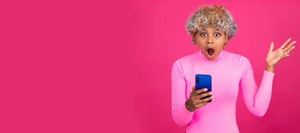 Isolierte Afroamerikanische Mädchen Mit Mobiltelefon Und Platz Für Text Oder — Stockfoto