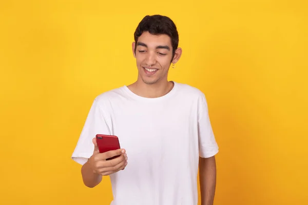Модный Молодой Человек Мобильным Телефоном Изолирован Заднем Плане — стоковое фото