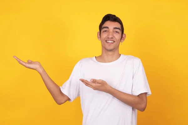 Joven Adolescente Hombre Apuntando Aislado Color Fondo Con Blanco Camiseta —  Fotos de Stock