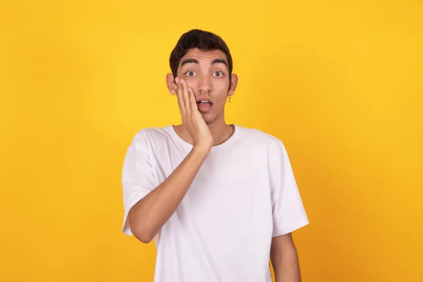 Jovem Adolescente Estilo Casual Isolado Fundo Cor — Fotografia de Stock