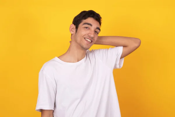 Jonge Man Tiener Casual Stijl Geïsoleerd Kleur Achtergrond — Stockfoto