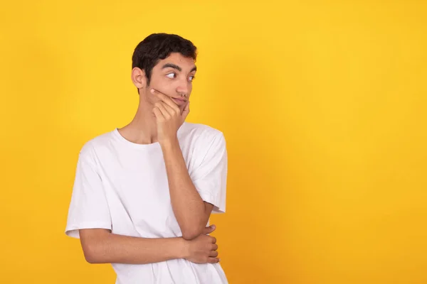 Jovem Adolescente Olhando Isolado Fundo Com Espaço — Fotografia de Stock