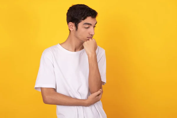 Jovem Adolescente Estilo Casual Isolado Fundo Cor — Fotografia de Stock