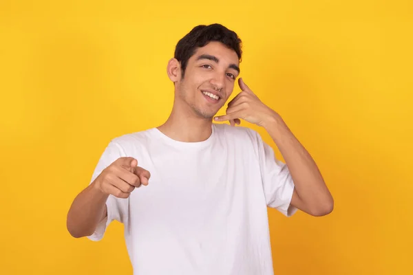 Jonge Man Tiener Casual Stijl Geïsoleerd Kleur Achtergrond — Stockfoto