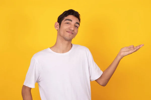 Jeune Adolescent Homme Pointant Isolé Sur Fond Couleur Avec Shirt — Photo
