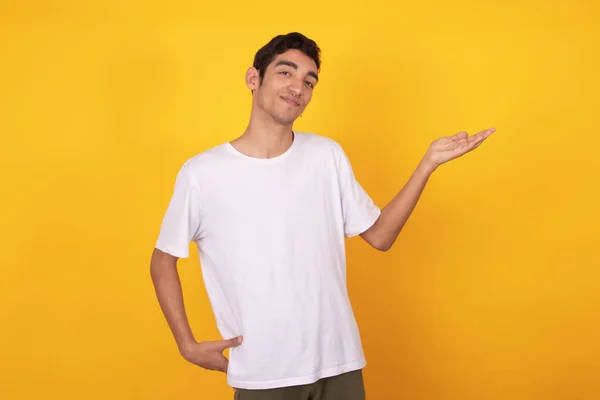 Mladý Teenager Muž Ukazuje Izolované Barevném Pozadí Bílým Tričkem — Stock fotografie