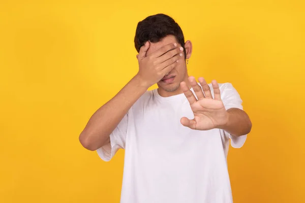 Junger Mann Teenager Lässig Stil Isoliert Auf Farbhintergrund — Stockfoto