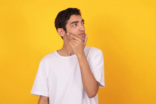 Jovem Adolescente Estilo Casual Isolado Fundo Cor — Fotografia de Stock