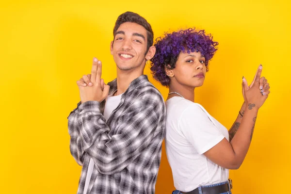 Isolé Jeune Couple Avec Les Mains Dans Les Bras Expression — Photo