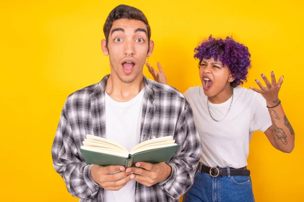 Mann Mit Buch Und Frau Schreien Hinterher Beziehungen Und Konflikte — Stockfoto