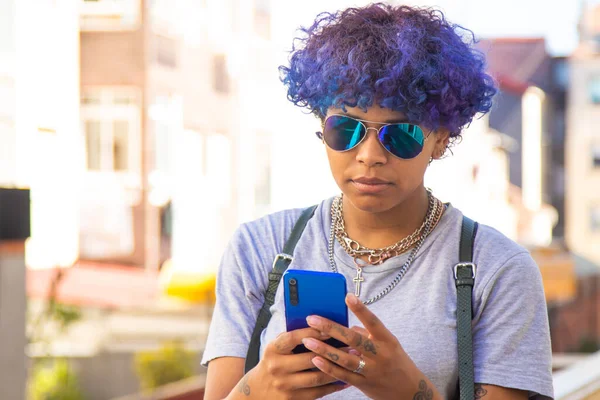 Şehirde Cep Telefonu Güneş Gözlüklü Genç Bir Kız — Stok fotoğraf