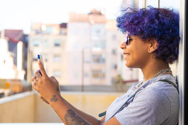 Chica Con Teléfono Latino Afroamericano Gafas Sol Aire Libre Ciudad —  Fotos de Stock