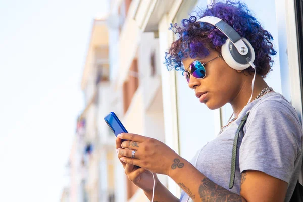 Afro Amerikansk Latinamerikansk Flicka Med Mobiltelefon Och Hörlurar Gatan Utomhus — Stockfoto