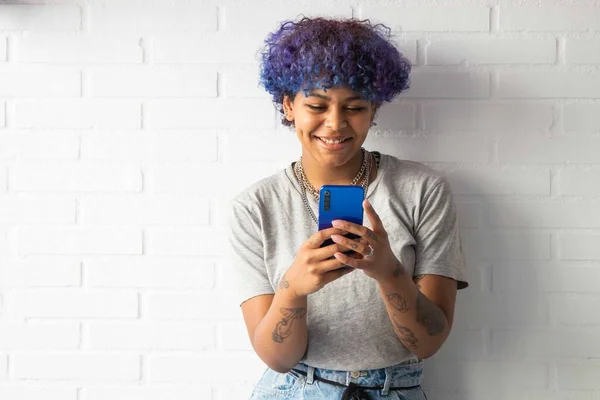 Jovem Afro Americana Com Smartphone Parede — Fotografia de Stock