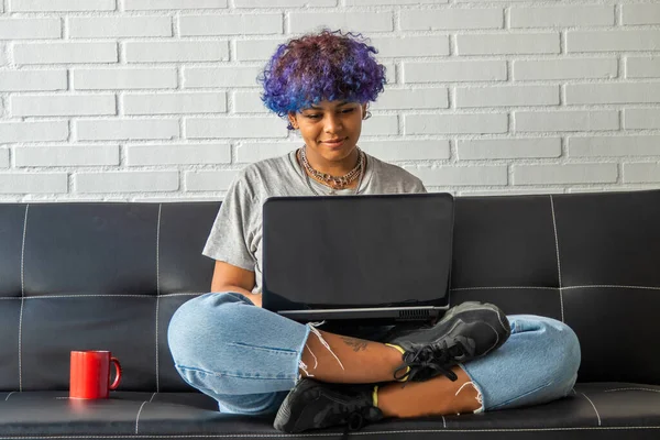 Νεαρή Γυναίκα Στο Σπίτι Φορητό Υπολογιστή Κάθεται Στον Καναπέ Του — Φωτογραφία Αρχείου
