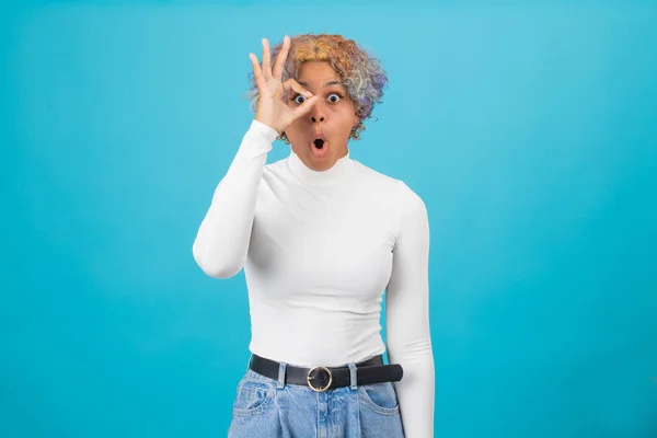 Isolado Afro Americana Menina Olhando Surpreso Com Dedos — Fotografia de Stock