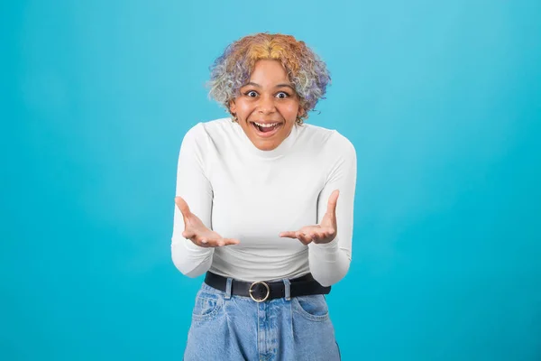 Eccitato Sorridente Ragazza Isolata Sfondo Colore — Foto Stock