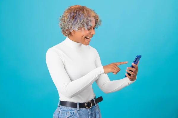 Chica Afroamericana Aislada Con Teléfono Móvil — Foto de Stock