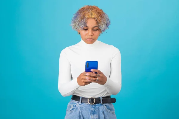 Isolado Afro Americano Menina Com Celular — Fotografia de Stock