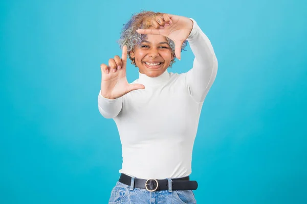 Aislado Sonriente Joven Enmarcando Con Las Manos — Foto de Stock