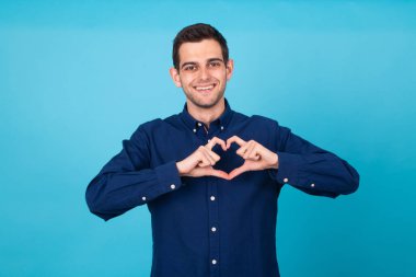 Elleri ve kalbi olan genç bir adam izole edilmiş.