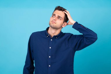 Gergin ve bunalmış genç adam arka planda izole edilmiş.