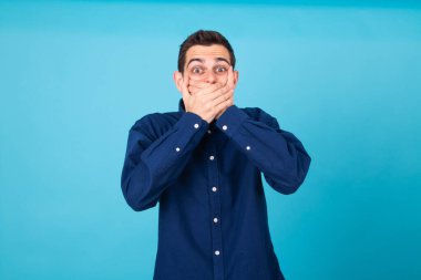 yalnız genç bir adam ağzı kapalı şaşırdı.