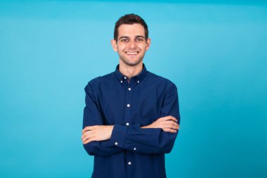 Yakışıklı ve çekici yalnız genç adam gülümsüyor.