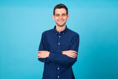 Genç adam renk arkaplanında izole